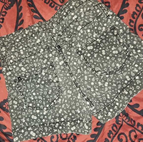 ☆FREE GIFT WITH PURCHASE☆    Lovesick high waisted shorts - Picture 3 of 4